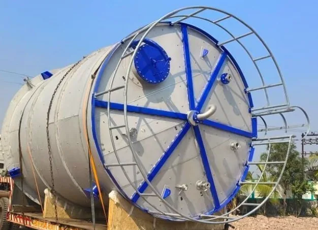 Large-Capacity Stainless Steel Chemical Storage Tanks with Valves