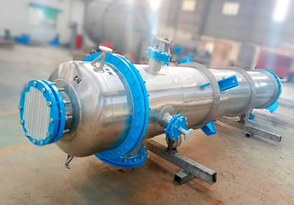 Industrial distillation column featuring advanced design suitable for various types of distillation processes