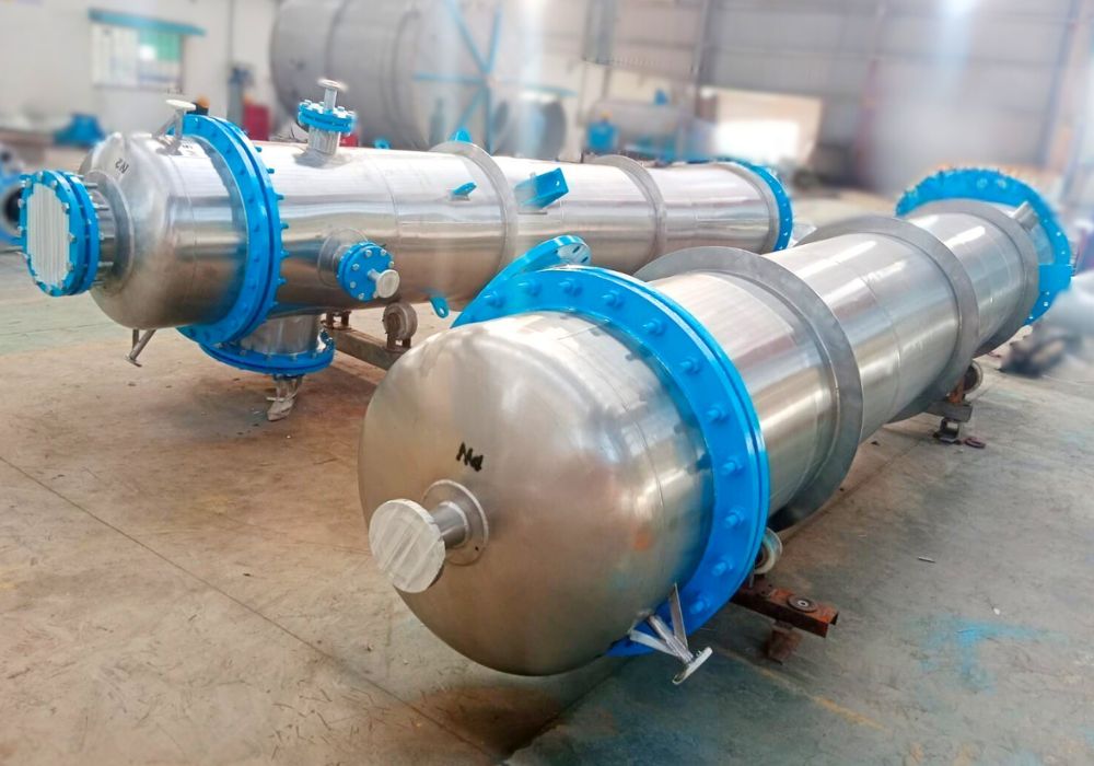 Heavy-duty stainless steel distillation column for chemical and petrochemical plant separation applications