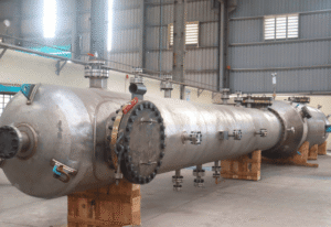 Horizontal distillation column with flanged connections for chemical and petrochemical separation processes