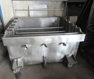 Heavy-duty quench tank with multiple drainage outlets and caster wheels