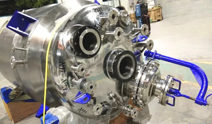 SS reactor with multiple nozzles and polished finish